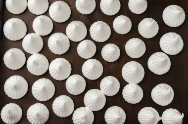 Bir tabak Aquafaba vejetaryen kreması.