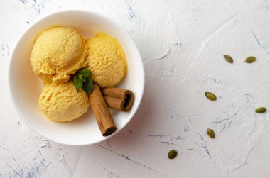 Tarçınlı ve tohumlu ev yapımı balkabaklı dondurma.