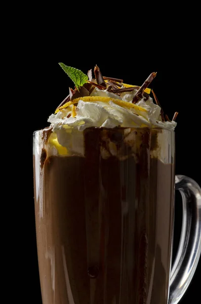 Chocolate quente com creme em vidro alto no fundo preto, Low Key — Fotografia de Stock