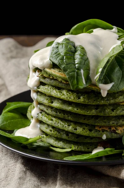 Vegetariska pannkakor, serverade med yoghurt och spenat — Stockfoto