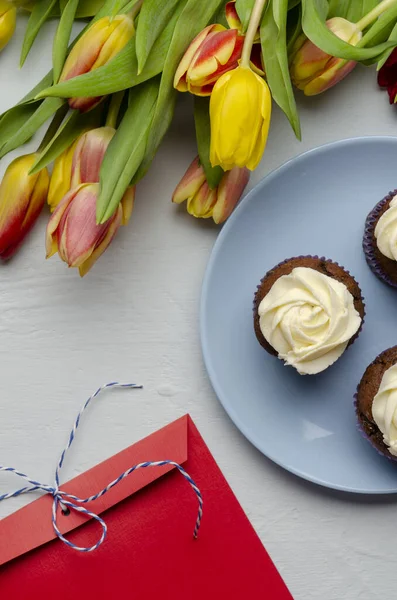 Tasty cupcakes and tulip. Mothers day celebration — Stock Photo, Image