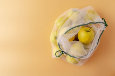 Şeftalinin üzerinde meyveli geri dönüşümlü eko paket