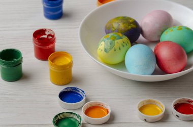 Çocuk Paskalya tatili için farklı renkte yumurta boyuyor.