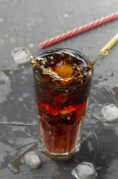 Eiswürfel Soda Glas Getaucht Mit Spritzer Auf Dem Grauen — Stockfoto