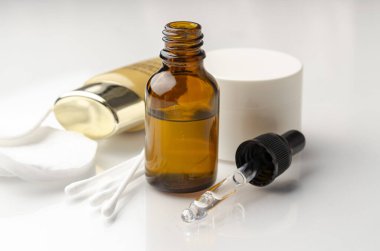 Beyaz üzerine kaplıca ve yüz güzelliği kozmetikleri