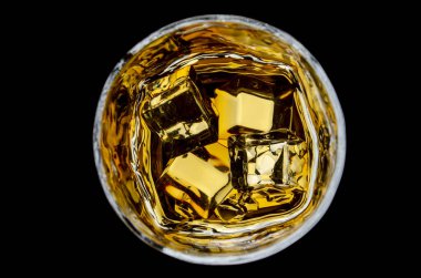 Viski ya da viskiyi gözlerden uzak, karanlıkta izole bir şekilde.