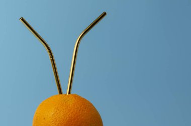 Gereksiz ambalajsız taze portakal suyu ve yeniden kullanılabilir paslanmaz çelik.