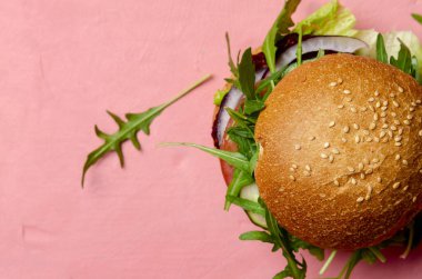 Sebze pancar ve sebze ve avokado soslu mercimek burgeri.