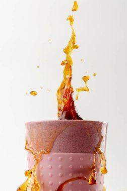 Kahve tekrar kullanılabilir bambu kahve fincanına sıçrar.