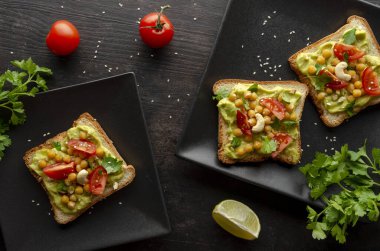 Avokado, fındık, sebze ve zeytinyağlı vejetaryen sandviç.