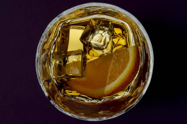 Whisky Whisky Glas Van Bovenaf Geïsoleerd Het Donker — Stockfoto