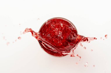 Çilekli gazoz sıçraması, beyaz manzaralı.