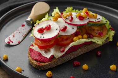 Sebze ve domates soslu pancar humuslu sandviç..