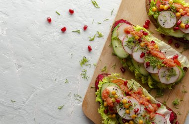 Sebzeli ve domatesli pancar humuslu sandviç.