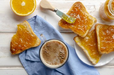 Meyve reçelli sandviç ve kapuçino fincanı.