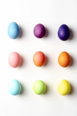 çok renkli paskalya yumurtaları beyaza izole edilmiş.