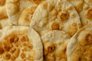 Navajo kızarmış ekmeği beyaz üzerine izole edilmiş.