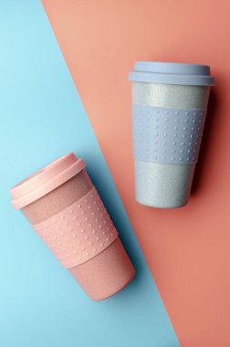 Silikon tutacağı ve renkli arka planı olan yeniden kullanılabilir bambu kahve fincanı..