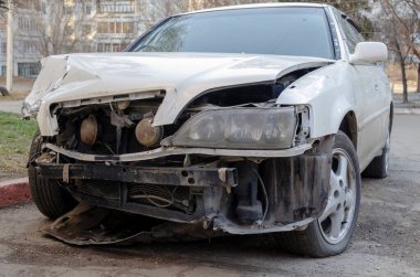 Bir başkası tarafından çarpıldıktan sonra arabanın ön tarafı.