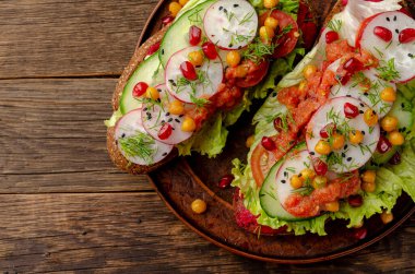 Sebze ve domates soslu pancar humuslu sandviç..