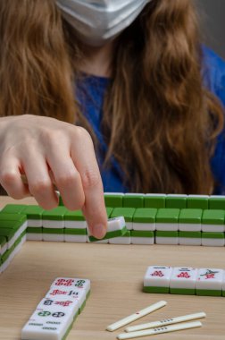 Çin caddesindeki Çin Mahjong masası ya da Japon riichi mahjong 'u. Karantina ve ev panosu oyunları.