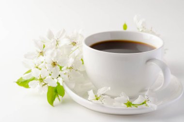 Beyaz arka planda beyaz bir fincan kahve, beyaz yay.