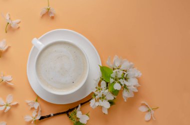 Renkli arka planda beyaz bir fincan kahve, beyaz yay.