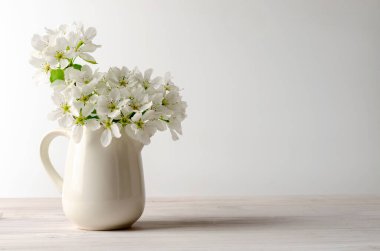 meyve ağacı armut çiçekleri beyaz masada beyaz bir kavanozda