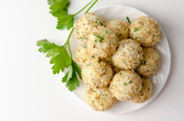 Peynir topları, üç çeşit peynirli ve pişirilmemiş. keto diyet tarifi