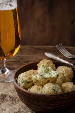 Peynir topları, üç çeşit peynirli ve pişirilmemiş. keto diyet tarifi