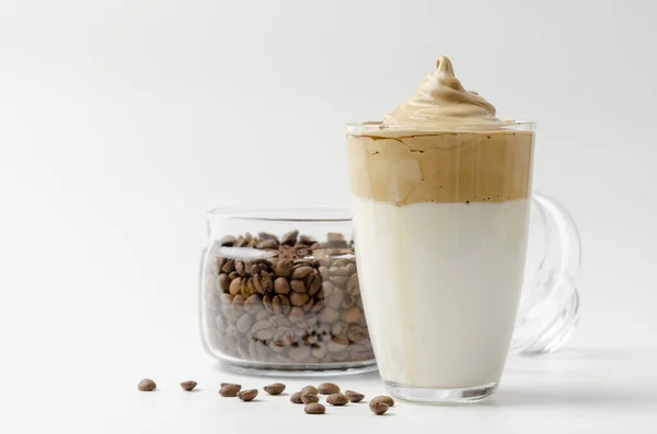 Dalgona Coffee Iced Koreai Korbácsolt Fekete Instant Kávé Tejjel Fehér — Stock Fotó