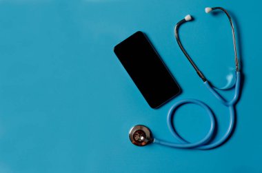Teletıp veya tele-sağlık, uzaktan doktor görüntülü sohbet konsepti akıllı telefon ve stetoskop açık