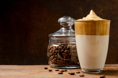 Dalgona Buzlu Kahve, koyu sütlü, çırpılmış bir Kore kahvesi.