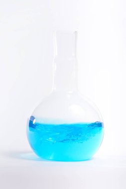 Laboratuvar kimyasal deneyleri mataralarla test ediyor.