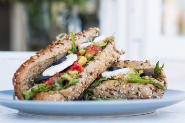 Sebzeli taze kumsallar, roka ve tabakta salata.