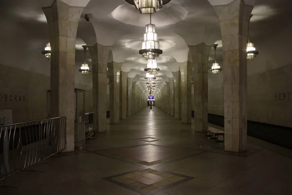 Moskova Büyükşehir Merkezi, Serpuchovsko Timiryazevskaya hattı, Chertanovslaya istasyonu, 1983.10.2019 'da açıldı.
