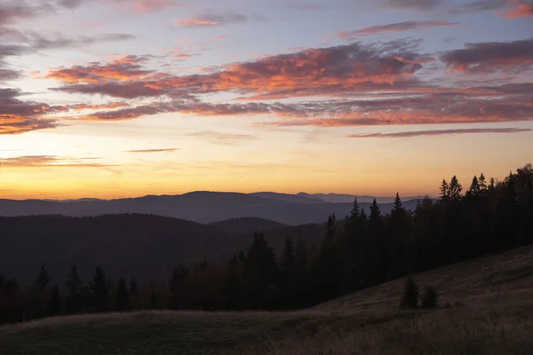 Herfst zonsopgang boven Tatra gebergte nationaal park in Polen. — Stockfoto