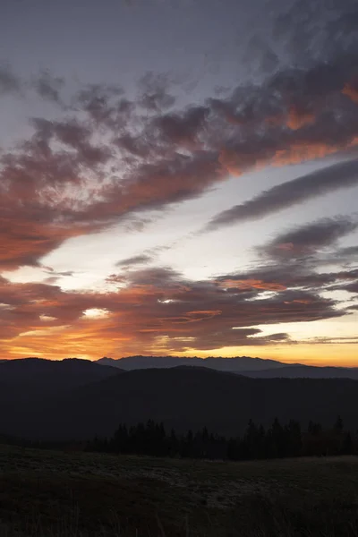 Herfst zonsopgang boven Tatra gebergte nationaal park in Polen. — Stockfoto