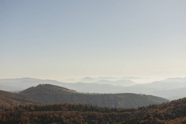 Dağlarda güneşli bir gün. Sonbahar manzarası