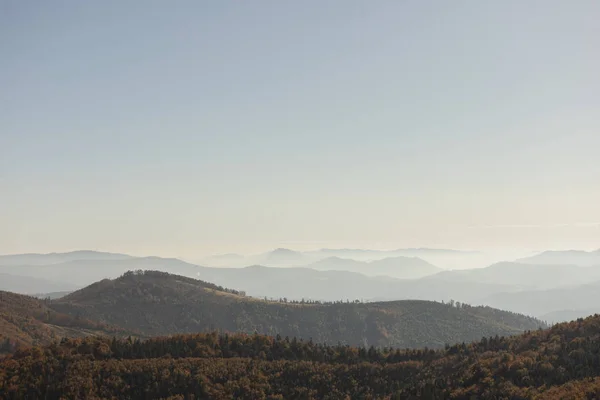 Zonnige dag in het berglandschap. Herfstlandschap — Stockfoto