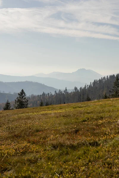 Zonnige dag in het berglandschap. Herfstlandschap — Stockfoto