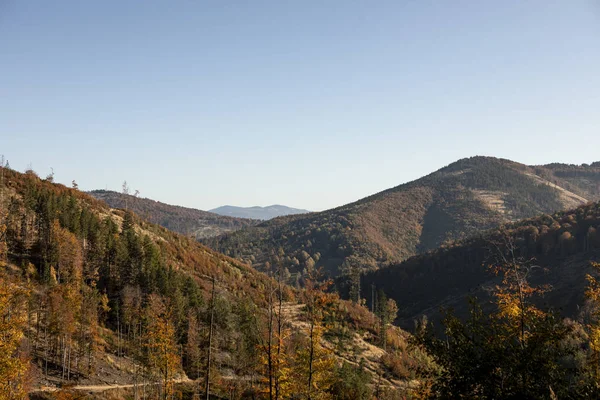 Dia ensolarado na paisagem das montanhas. Cenário de outono — Fotografia de Stock