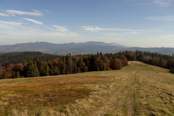 Dia ensolarado na paisagem das montanhas. Cenário de outono — Fotografia de Stock