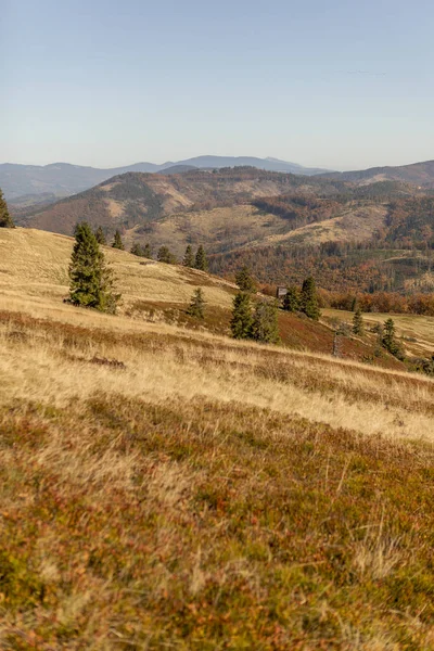 Dia ensolarado na paisagem das montanhas. Cenário de outono — Fotografia de Stock