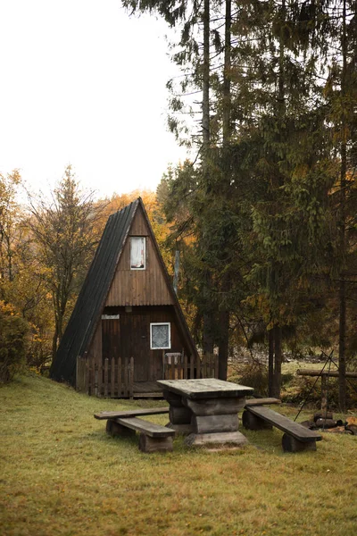 Cabana de madeira na floresta. Casa de madeira em montanhas . — Fotografia de Stock