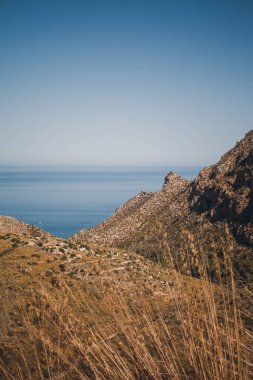 Mayorka 'nın Hilly ve vahşi kıyıları. Yaz manzarası. Seçici odak