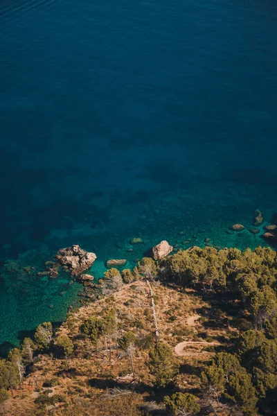 Flygfoto av turkos och kristallklart vatten vid klippkusten. Mallorcas kust, Balearerna, Drone. — Stockfoto