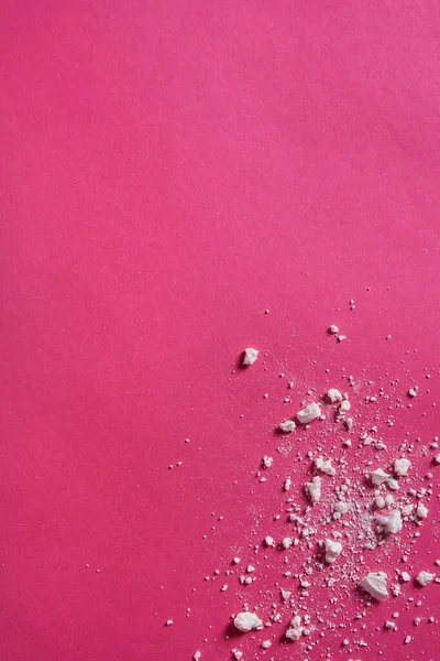 Pembe arkaplana dağılmış kırıntılar.