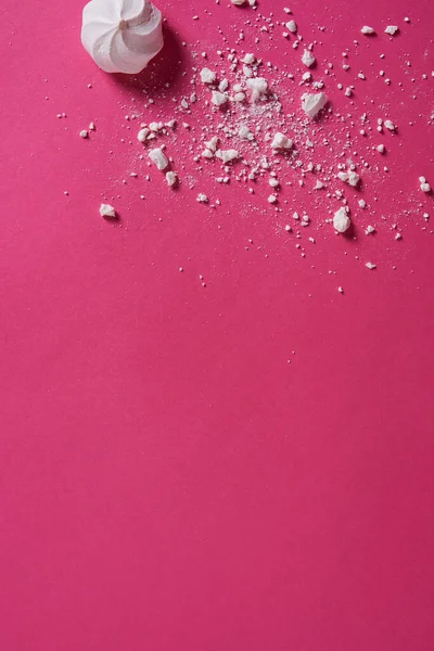 Pembe arkaplana dağılmış kırıntılar.
