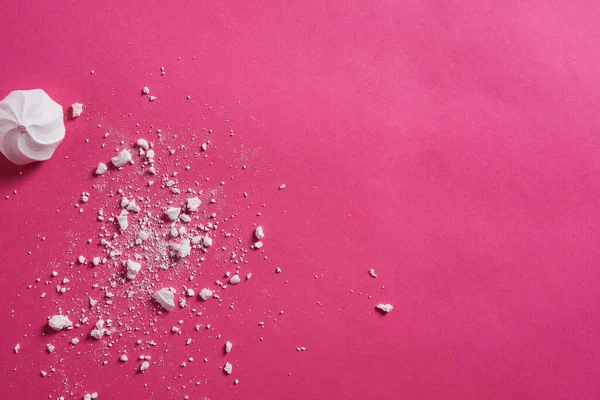 Pembe arkaplana dağılmış kırıntılar